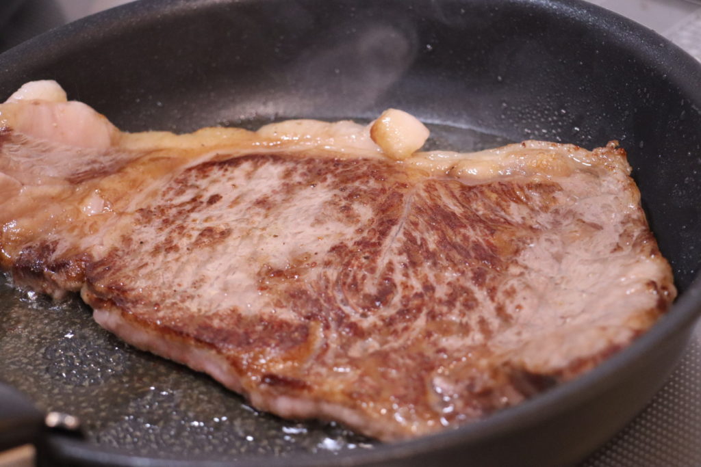ステーキは片面をしっかりやいて焼き目をつけると最高においしい