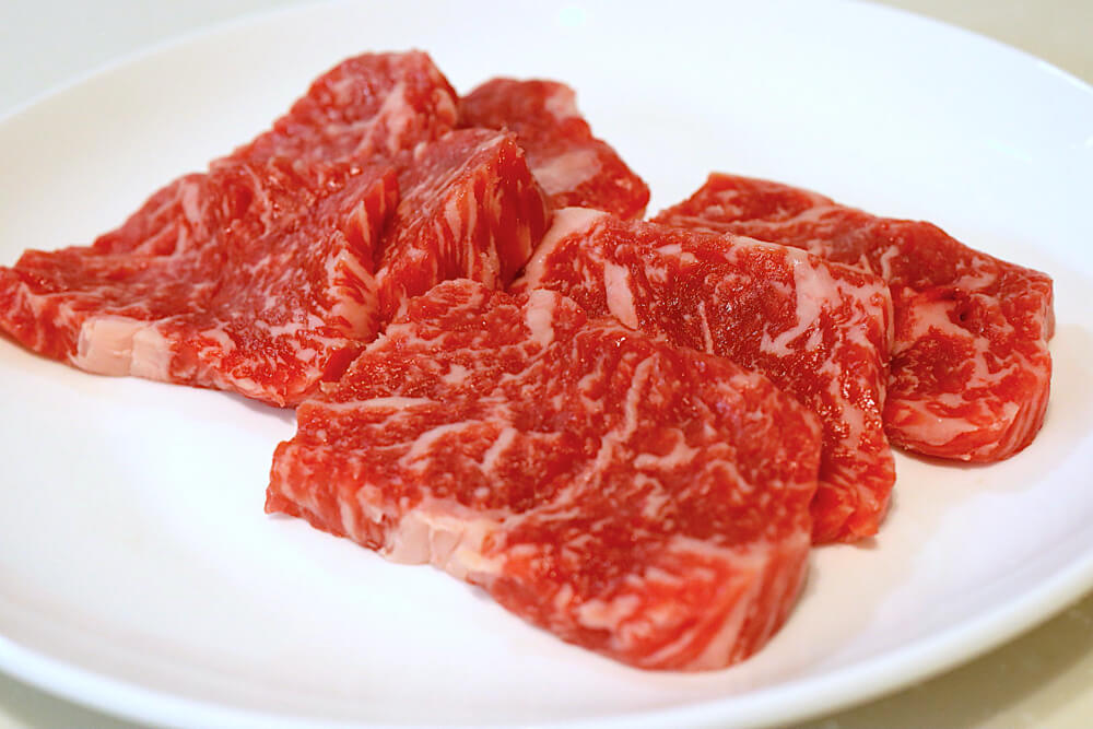 国産牛（交雑牛）のサーロイン、焼肉は筋がない部分だけを使うので最高の食感です
