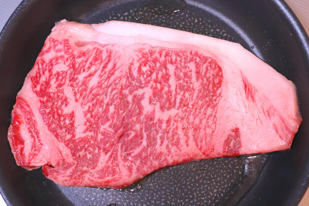 和牛のステーキを自宅の普通のフライパンで焼いてる写真