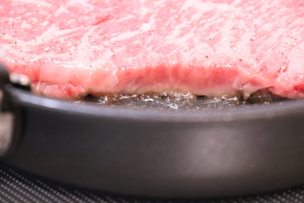 牛肉ステーキをどのくらい焼くかは側面で判断しよう