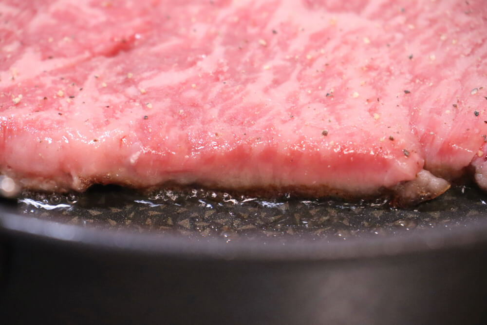 牛ステーキを焼く時間は側面の半分くらいが白くなったら完了