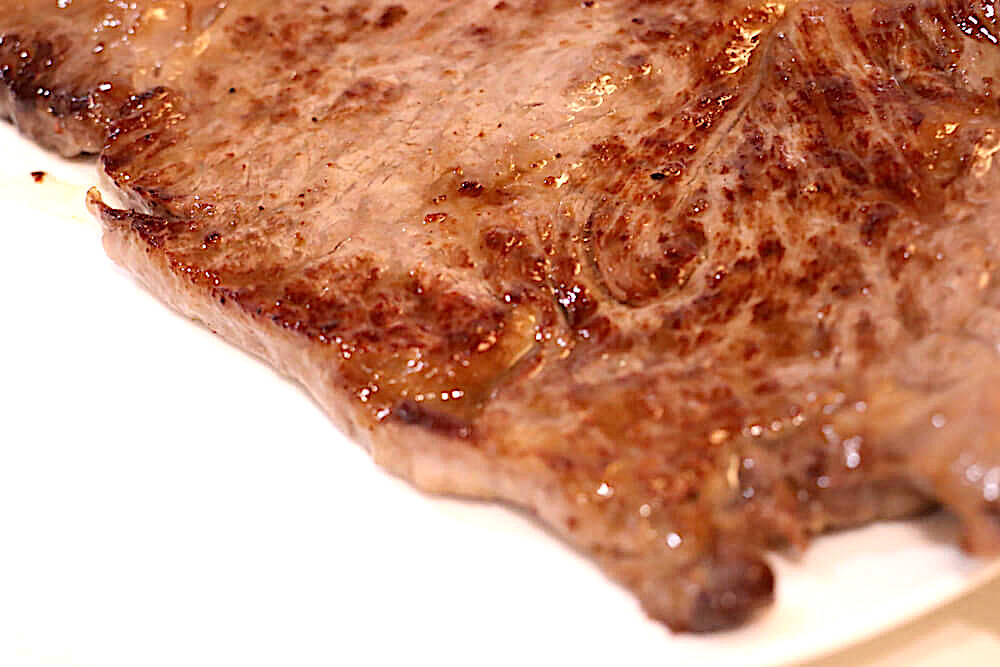 福島牛（和牛）のサーロインステーキは、表面がつやつやです。