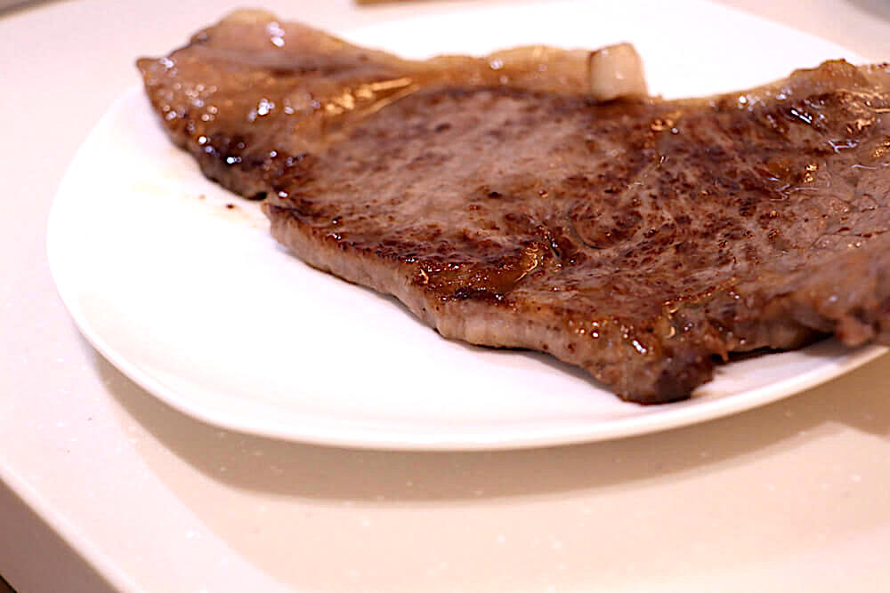 福島牛（和牛）のサーロインのステーキの写真
