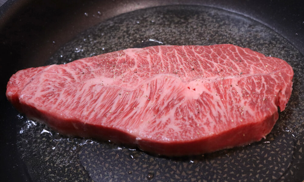 ミスジは真ん中に筋がありますが、ステーキにしてもすごくおいしいお肉なんですよ。