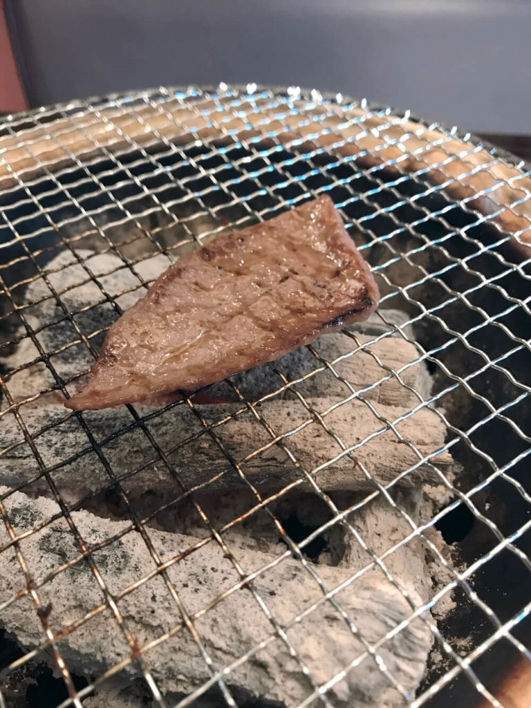 米沢牛のトモサンカクを炭火でさっと焼く写真